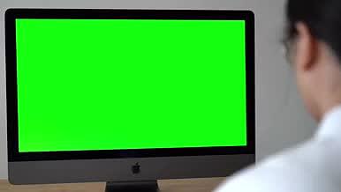 4K实拍电脑屏幕绿幕抠像商务办公人物素材视频的预览图